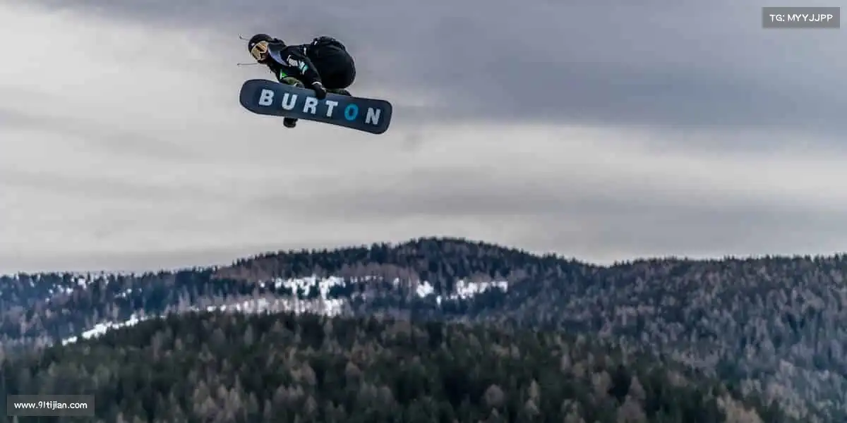 万象城AWC——🏸🌈挥动球拍，创造无限可能！